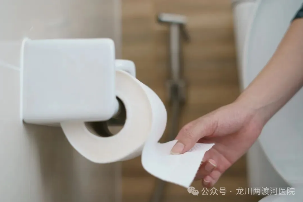 摄图网_307701101_厕柔软的手拉着一卷卫生纸组织关心(企业商用).jpg