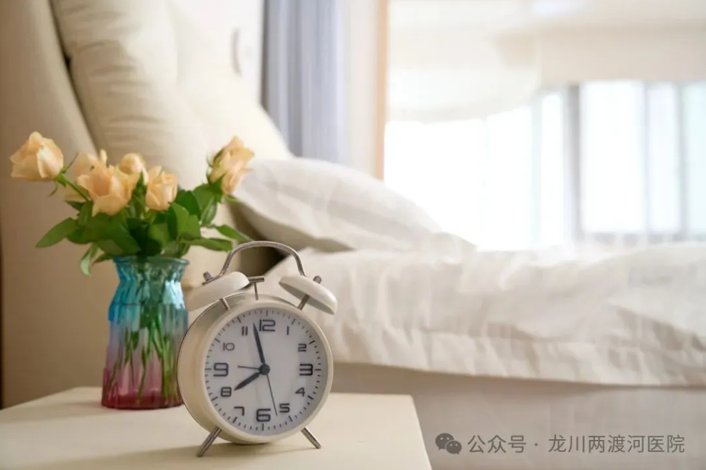摄图网_507745702_家居卧室床头闹钟(企业商用).jpg